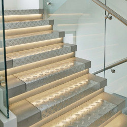 Aluminium traanplaat op maat voor trapbekleding