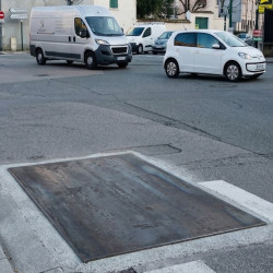 Plaque de chaussée en acier brut sur mesure pour chantier et tranchée