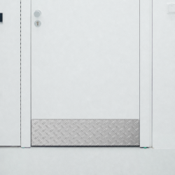 Zócalo de puerta de aluminio damero a medida - John Steel