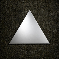 Triangle en aluminium brut et brillant sur mesure | John Steel