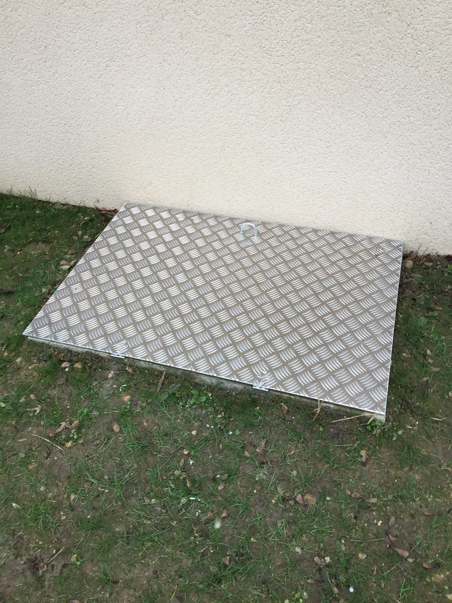 Plaque pour vide-sanitaire - Aluminium larmé