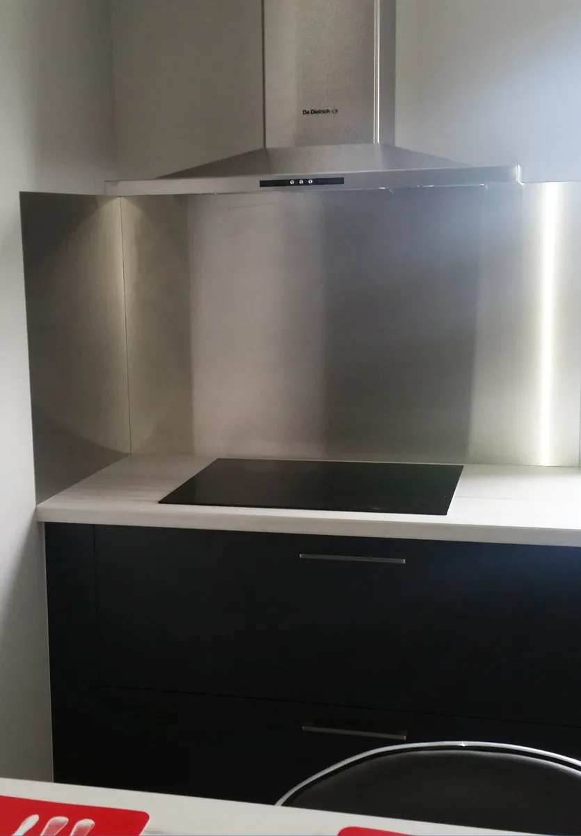 Crédence inox cuisine sobre et chic - Inox brossé