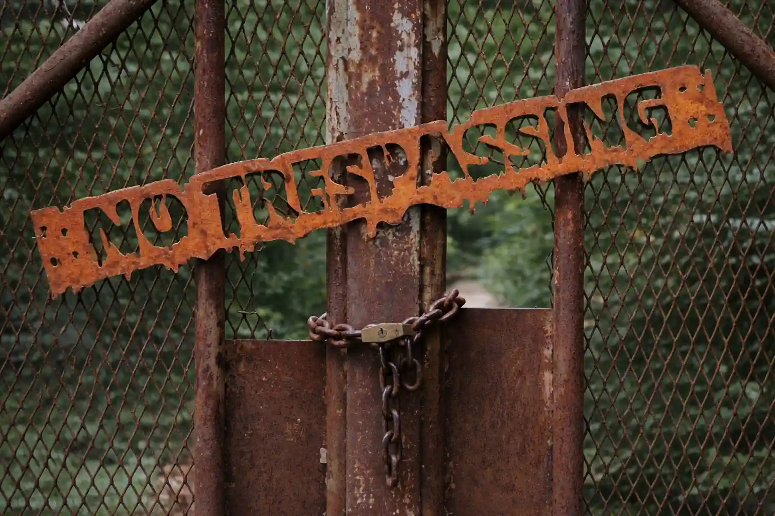 Panneau Halloween "No Trespassing" - Acier corten